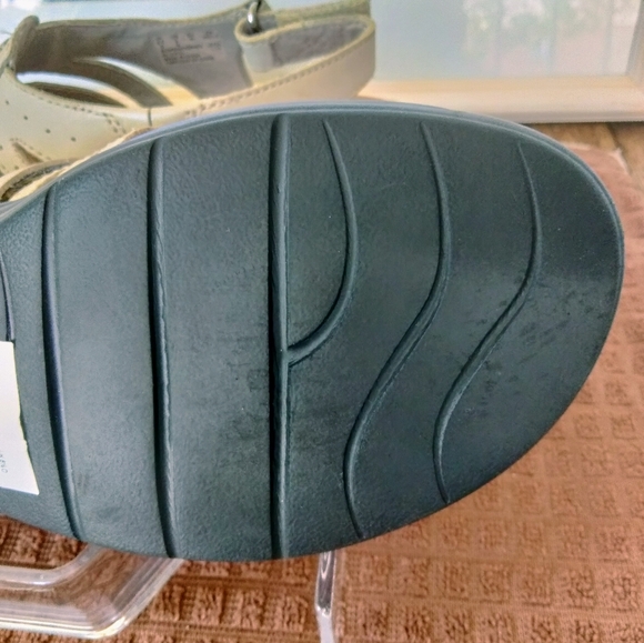 Clark's Collection "Lexi Fiddle Q" Bone Leather Sandals. Size 9M. Excellent Cond - Picture 8 of 10